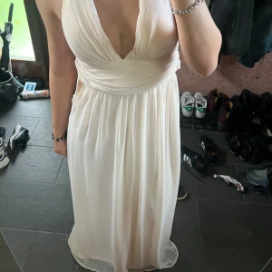 ljusrosa långklänning med öppen rygg - jättefin balklänning från NLY eve som jag köpte på vinted men den var tyvärr för liten! Den är ljusrosa skulle jag säga men väldigt ljus så kan se lite persika färgad ut i vissa ljus, jättefin färg! Finns ett litet hål/slitning på baksidan av släpet vilket jag kan fota om någon är intresserad! 🩷💕