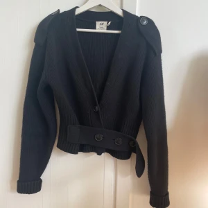 Kofta - Kofta med unika detaljer från H&M studio. Mycket bra skick! Superskönt material - 71% ull. 