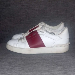 Valentino open - Snygga Valentino Garavani Open sneakers i storlek 40. De är i bra skick, endast skor följer med. Hör av dig vid frågor!
