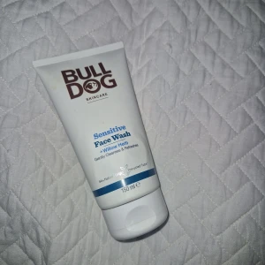 Face Wash - Det är en parfymfri mild ansiktstvätt för män med känslig hy.  Den innehåller 94 % naturliga ingredienser, inklusive dunört.  Ansiktstvätten är speciellt utvecklad för att skonsamt rengöra och vara snäll mot känslig hud. 