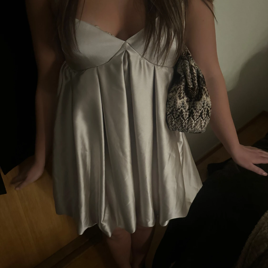 Guldig  kort satinklänning - 1