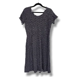 Klänning | L | 44/46 - Midi klänning i storlek L (44/46). Använd men i bra skick.