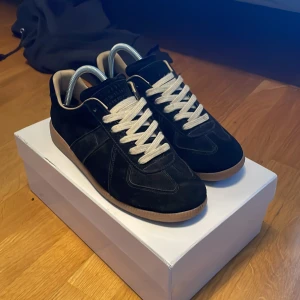 Maison margiela gats i svart mocha  - Svarta gats i mocha stilrena och klassiska jag säljer dem nu eftersom att dem inte kommer till användning så mycket 