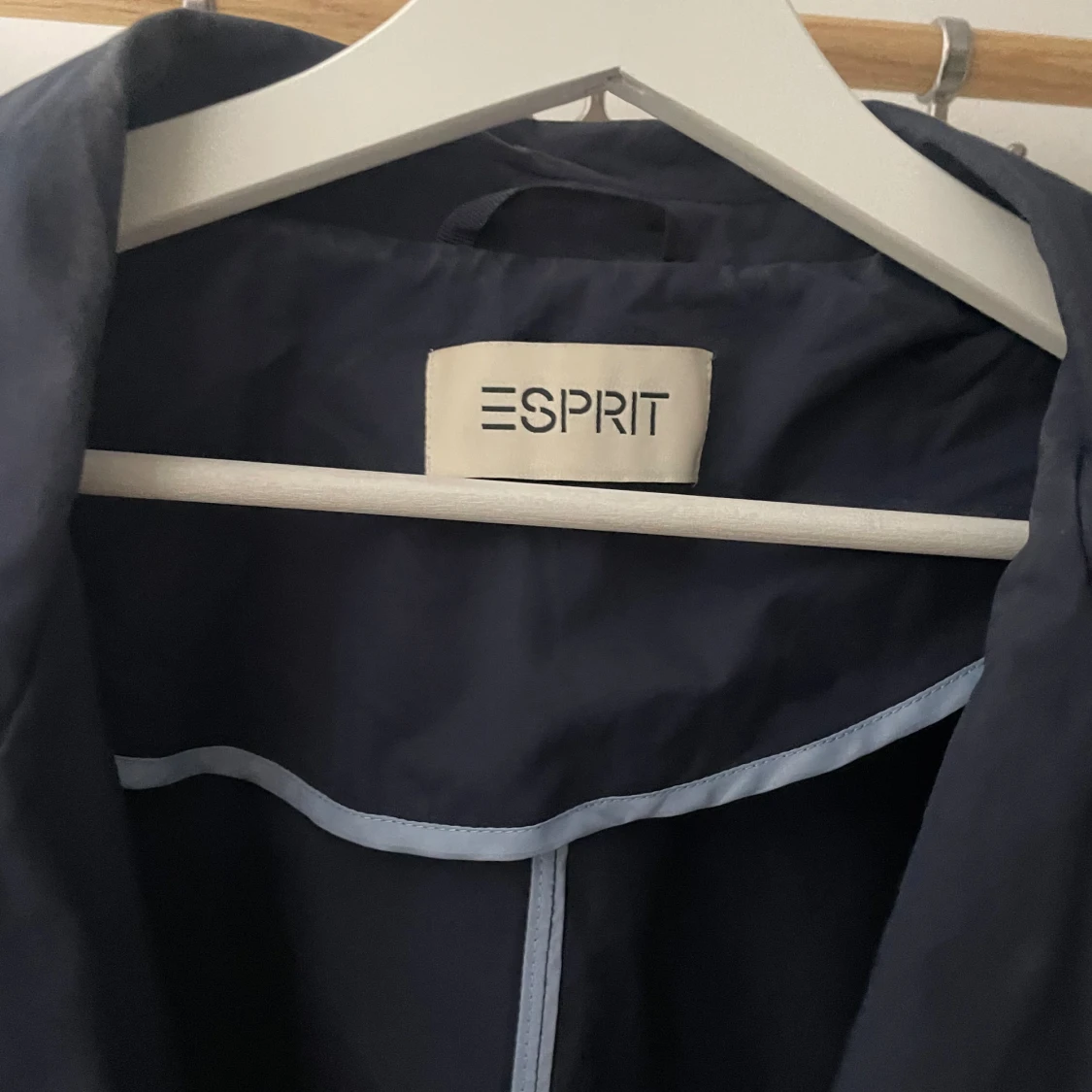 Mörkblå trenchcoat från Esprit - 2