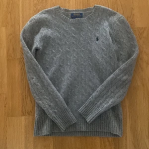 Ralph lauren stickad - Fin ralph lauren stickad tröja m. 10% cashmere. Den är krympt i tvätten vilket gör att den inte passar mig längre (170,50kg) Skulle säga att den passar mer 10-12 med snarare 150-155cm.