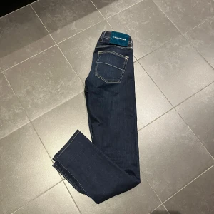 Tramarossa jeans  - Säljer mina Tramarossa jeans i storlek 29, men sitter som 30. Modellen är Leonardo 