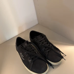 Svarta Saint Laurent sneakers - Skorna är från saint Laurent, allt og med följer, skicket är bra skick då det är naturligt slitag på dom det går att se på bild 4 annars är dom fel fria, hör av er vid mer frågor 