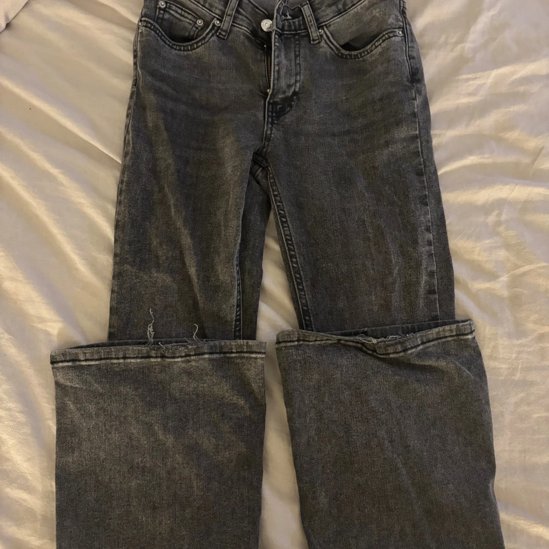 Gråa utsvängda jeans - 1