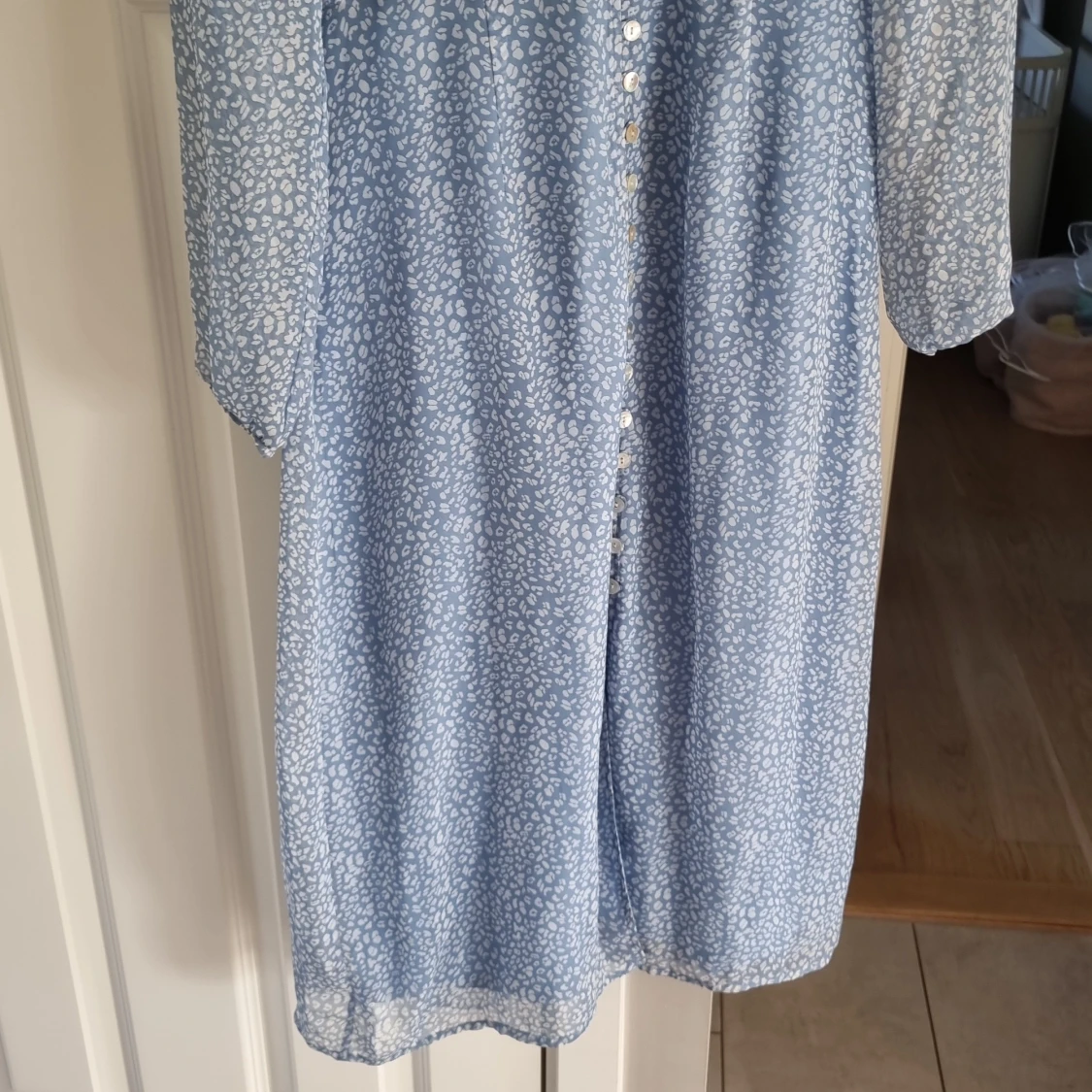 Ljusblå mönstrad klänning från Adoore - 1