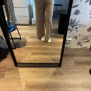 Beiga vida byxor - Snygga beiga byxor från JDY i storlek XS/32. Byxorna har hög midja med två stora knappar framtill och vida ben. Tillverkade i ett mjukt material som känns skönt mot huden. Perfekta för en trendig och avslappnad look. Inte mycket använda då dom blev för småa åt mig!