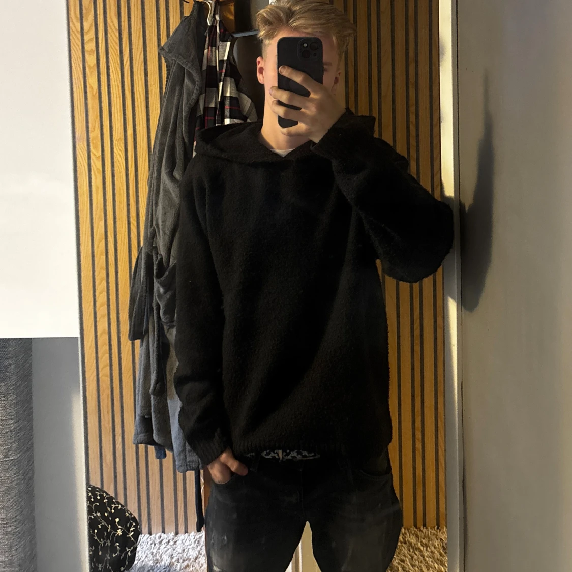 Svart hoodie i stickat material