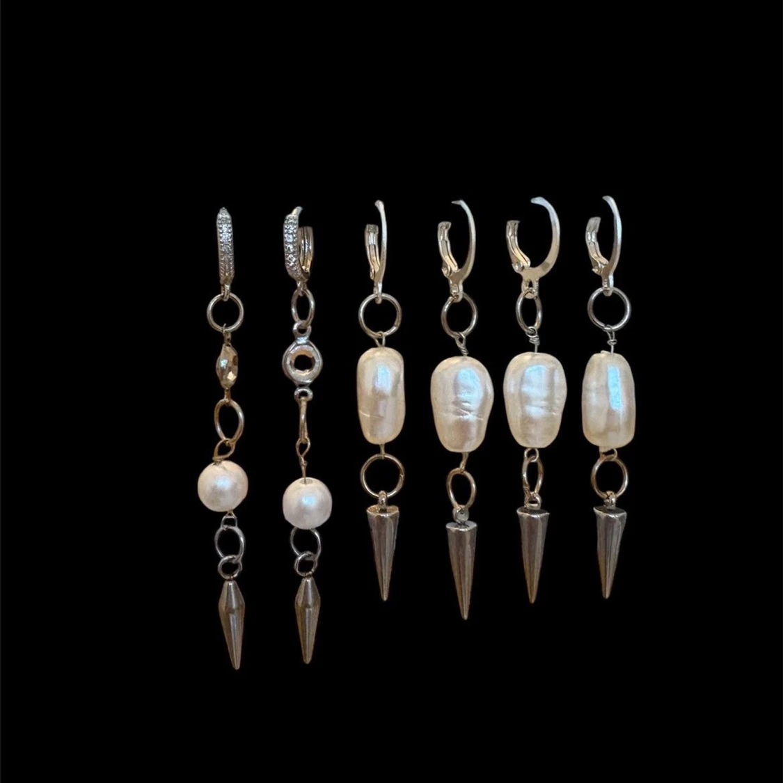 Silvriga örhängen med pärlor och spikes - 1