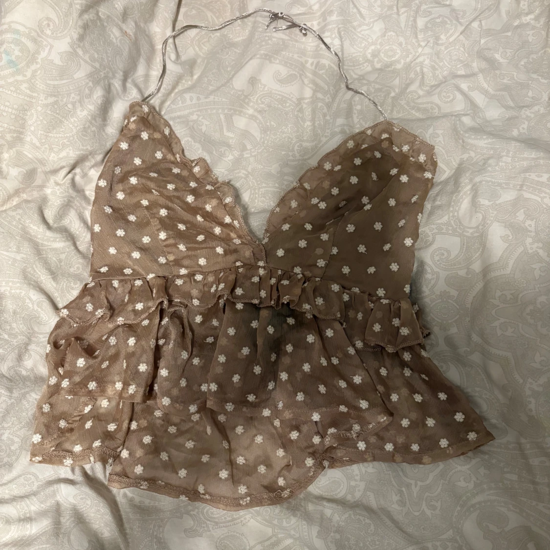 Beige omlott topp med volang från EillyBazar - 2