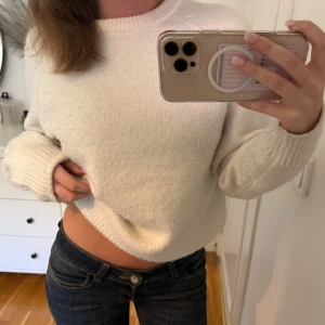 Stickad tröja - En så fin och skön vit stickad tröja perfekt nu till hösten/vintern❄️💕💕💕