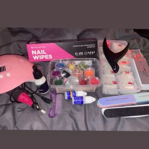 Nagelkit med glitter och verktyg - Jag säljer nu resten av mina nagel grejer då det inte kommer till användning längre. Det är en ledlampa, elfil, vanliga filar, tippar, tippklippare, borste till naglar, nagellim, glitter, nail wipes och en kräm som tar bort död hud vid nagelbanden. Säljer allt i samma