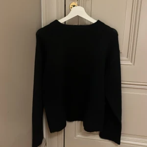 Marinblå oversized stickad tröja Gina Tricot - Oversized stickad tröja från Gina Tricot i marinblå färg. Tröjan har lång ärm, rund halsringning och en loose fit som ger en chill vibe. Perfekt för lager på lager under höst och vinter. Enkel och stilren design som funkar till allt. Lappen fof kvar och säljs till nypris, kan dock diskuteras