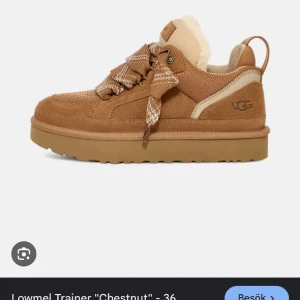 UGG Lowmel Trainer i mocka, brun - Säljer ett par snygga UGG Lowmel Trainer sneakers i brun mocka med fluffigt foder och grov sula. Skorna har breda snören med mönster och UGG-logga på sidan. Perfekta för dig som vill ha både stil och komfort under kyliga dagar.