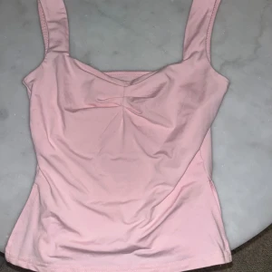 Ljusrosa tajt linnetopp - Söt ljusrosa linnetopp med rynkdetaljer vid bröstet. Kom privat för mer bilder!💕