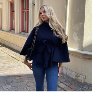 Svart Poncho Blair  - Helt ny poncho i svart, vacker for hösten 🍂 pris kan diskuteras 