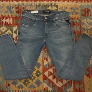 Replay Anbass - Replay Anbass size 32, en defekt som är liten och inte särskilt märkbar går att de på den sista bilden. Bara att fråga om något undras👍 pris kan diskuteras vid snabb affär.🤝