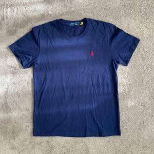 Mörkblå Polo Ralph Lauren T-shirt  - Säljer en helt ny och oanvänd marinblå Polo t-shirt. Storlek M men skulle säga att den passar som S, Vid fler frågor eller funderingar skicka ett pm, Mvh