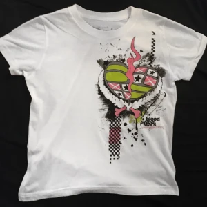 Rare Bleeding star clothing t shirt (2007) - Det här är en tröja från Bleeding Star clothing som var väldigt populärt runt 2007 och forfarande är rätt populärt emo scenen.