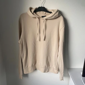 Zara Hoodie - exklusiv tröja från (Zara) Perfekt nu till hösten & Vintern 💸Pris:[99kr] 👔Storlek:[Medium] ✨Skick:[9/10] Tveka inte att kontakta oss vid frågor & funderingar! 