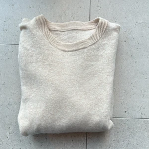 Stickad merino ull tröja  - En Stickad merino ull tröja i storlek S✅                  Skick 9/10 nästan aldrig använd ✅                             Pris 200kr✅                                                                 Skriv vid minsta fråga, kan gå ner vid snabb affär ✅