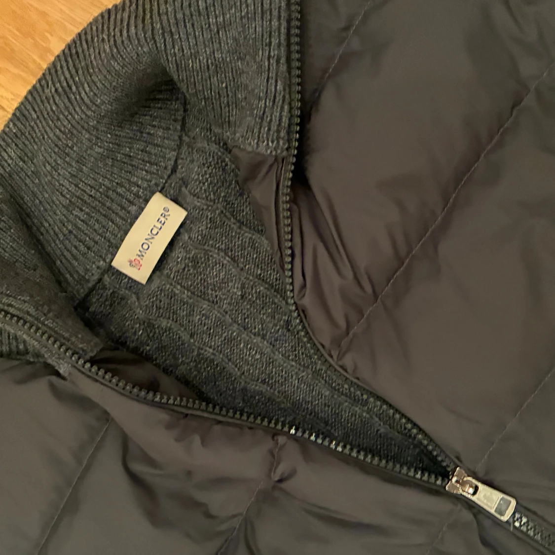 Grå Moncler pufferjacka med stickade ärmar - 3