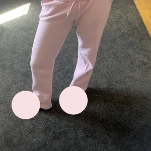 Mjukisset - Säljer mitt fina, sköna mjukissett ifrån gina. Setet är använt, men i rätt så bra skick. Kommer inte till användning längre, det har även några fläckar här och var som visas på bilderna men de går nog att få bort om man försöker. Nypris är ungefär 550kr för hela setet. Byxorna är i strl xxs men passar som xs/S. Hoodien i S. Pris kan diskuteras, skriv för fler frågor/bilder.