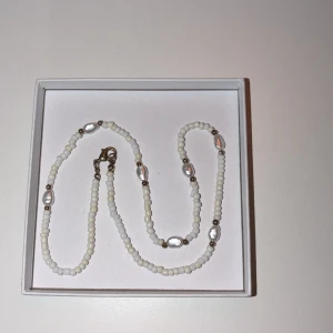 Pärlhalsband med vita pärlor🤍 - Halsband med små vita pärlor.🐚