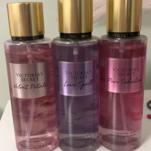 Victoria Secret Bodymist - Säljer mina 3 Victoria Secret bodymists. Alla är nästan helt fulla saknas dock lite. Säljer alla 3 för 600, men skriv om ni är intresserade av att bara köpa någon av dem❤️säljer eftersom jag knappt använder dem