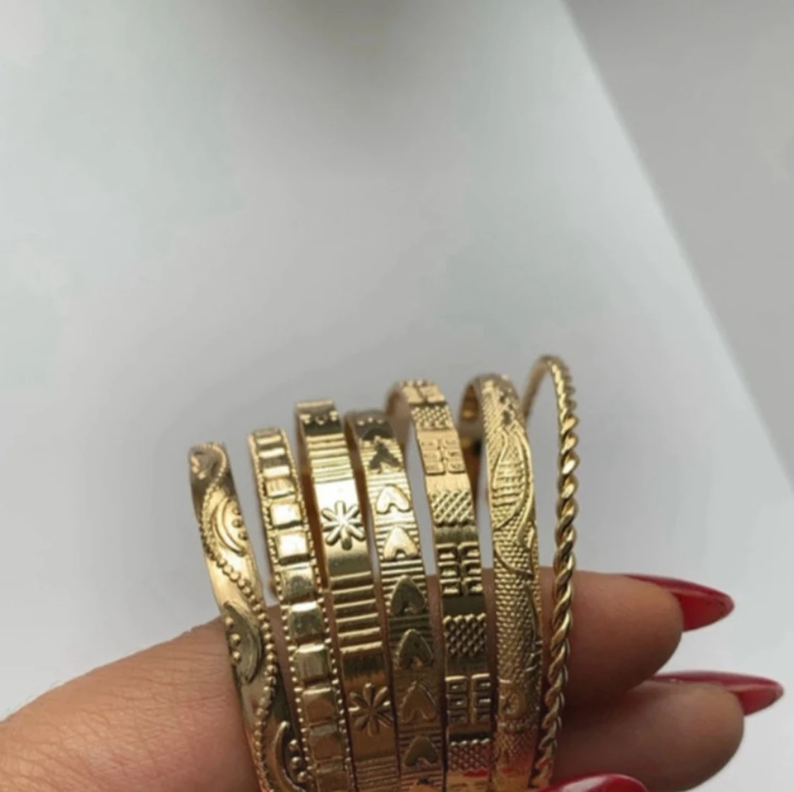 Guldiga armband med mönster 7 st - 2