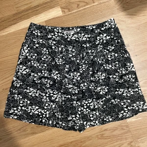 Svartvita mönstrade shorts från H&M - Snygga svartvita shorts från H&M i storlek 38. Bra skick 