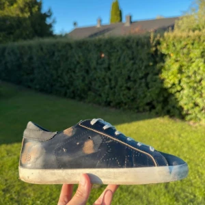 Golden Goose Superstar svarta sneakers - Säljer nu ett par riktigt schyssta och unika golden goose skor i storlek 40 (storlek 39 i italienska storlekar)  Skick: 9/10  Knappt några defekter!  Skoblock följer även med!  Frågor? Bara att höra av sig! 🙌🏼