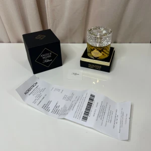 Kilian Angels' Share 50ml EdP - Kilian Angels' Share Eau de Parfum, 50ml. Lyxig och trendig doft i snygg förpackning, perfekt för dig som vill sticka ut. Levereras med originalkartong och kvitto från Nordstrom.