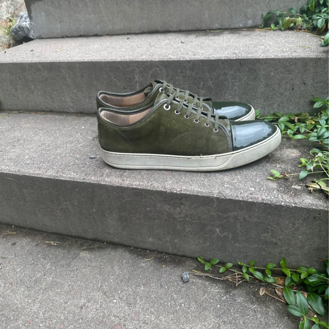 Olivgröna sneakers med lackad tå - 2