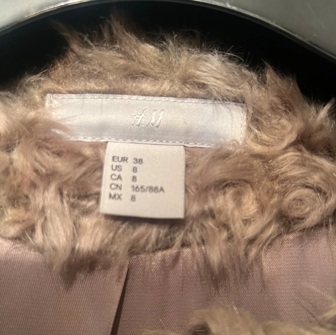 Beige pälsjacka med bälte från H&M - 1