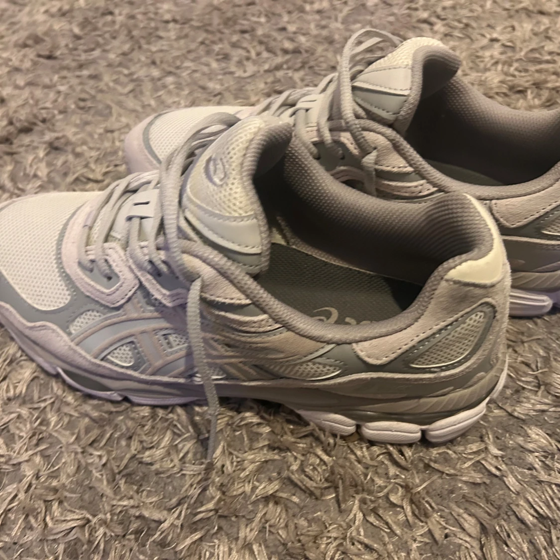 Grå ASICS sneakers med mesh och skinn - 2