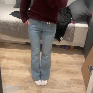 Ljusblå bootcut jeans från lager 157 - Säljer ett par ljusblå jeans med bootcut-modell och låg midja. Bara testat på jeansen annars i nytt skick. Jeansen har klassisk femficksdesign och är tillverkade i mjukt denimtyg. Perfekta för dig som gillar en avslappnad och trendig look.