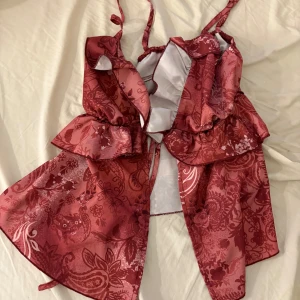 Fest topp - Snygg topp med coolt mönster som man även knyter fram till 🥰aldrig använd 