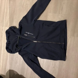 Marinblå hoodie från Sail Racing - Marinblå sail racing tröja, skriv vid frågor 