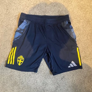 Adidas Shorts Sverige - Tja! Säljer dessa Mörkblå landslagsshorts från Adidas, dessa är spelare i landslaget som använder och går ej att köpa så dom är väldigt limiterade i mängden! Storlek L passar även M