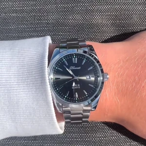 Svart och silver klocka från Doventi - Stilren klocka från Doventi med svart urtavla och silverfärgade detaljer. Klockan har en rund boett, datumvisning och länkarmband i metall. Perfekt accessoar för dig som gillar en klassisk och clean look.