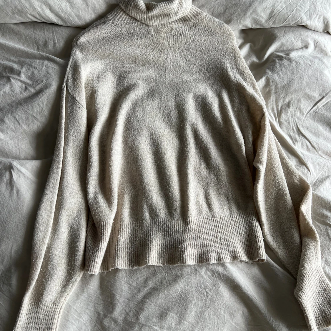 Beige polotröja i ullmix - 1