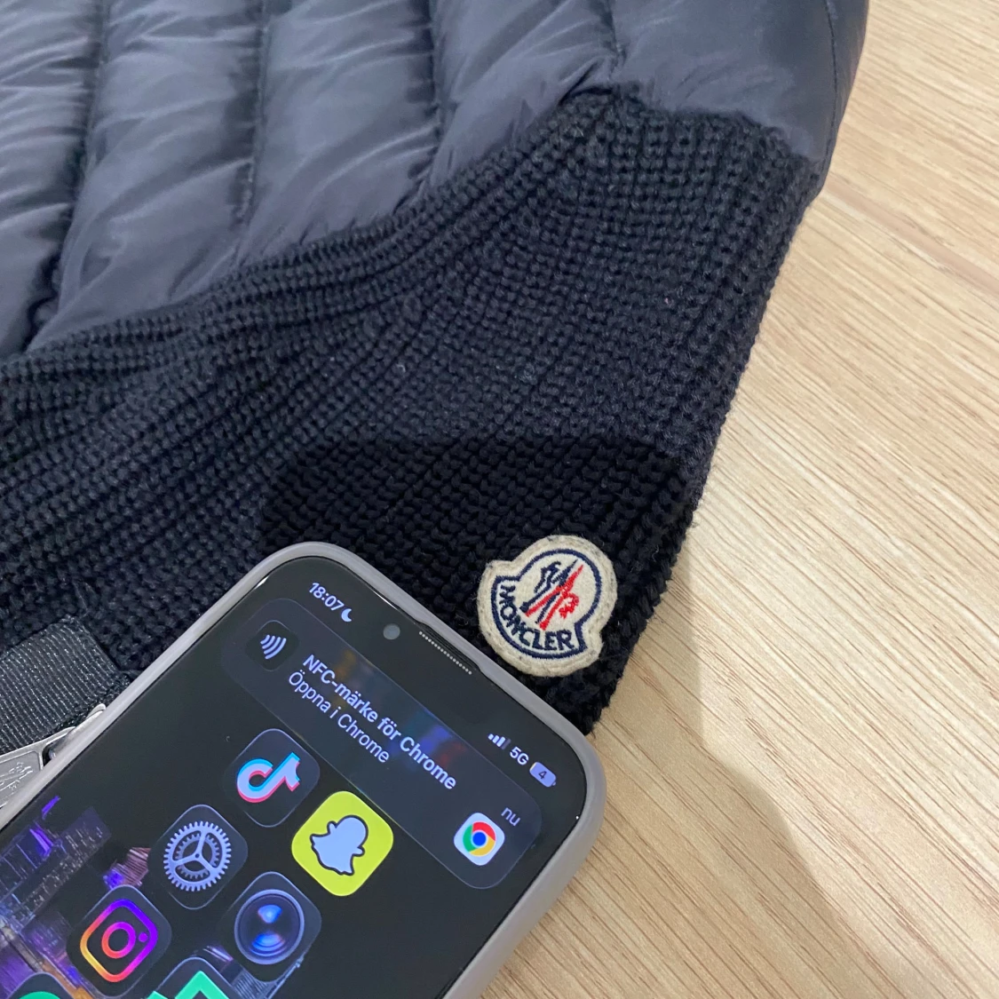 Svart Moncler pufferjacka med huva storlek M - 2