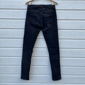 Nudie Jeans 30/32 - Hej! Säljer nu mina gråa Nudie jeans i storlek 30/32, med en tajt passform. De är i fint skick, använda ett fåtal gånger. Ordinarie pris: 1600 kr. Vid eventuella frågor eller funderingar är det bara att hojta till! 