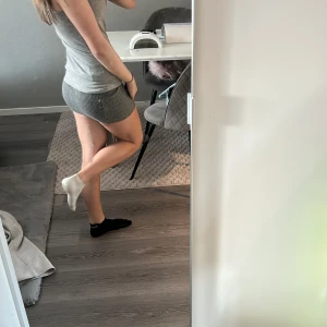 Grå ribbad minikjol - Supersnygg grå minikjol med ribbad struktur och tight passform. Kjolen är kort 💗