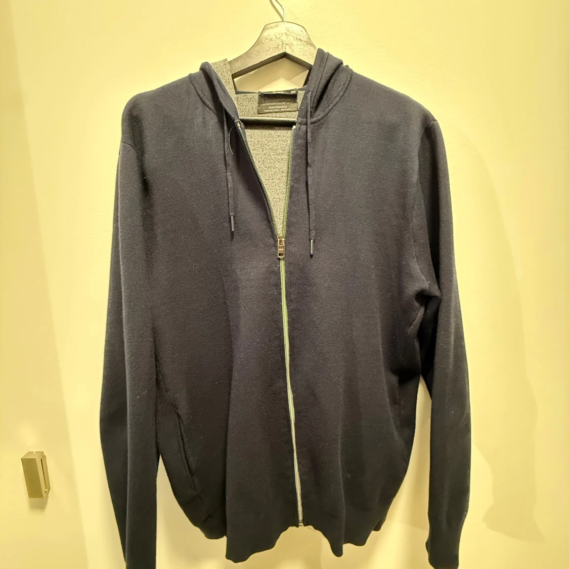 Mörkblå hoodie med dragkedja