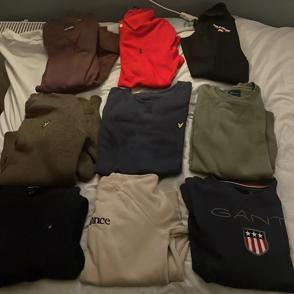 Mix av märkeströjor i olika färger